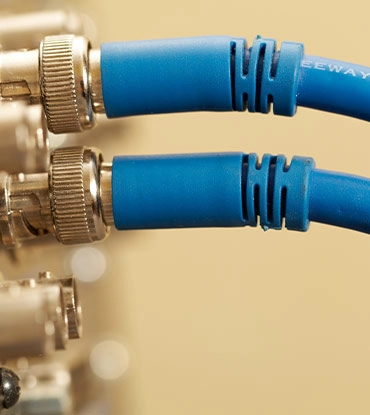 Raccords de câbles bleus sur une machine