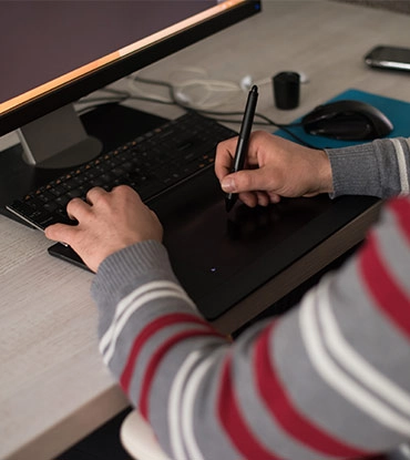 Programmeur travaillant sur tablette graphique