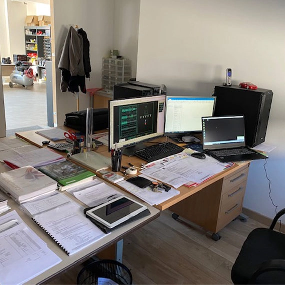 Poste de travail du bureau d’études Saitec Automatisme à Roanne