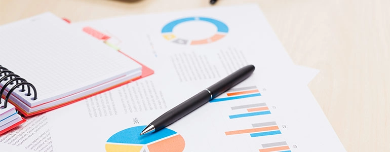 Documents d’étude et graphiques sur un bureau