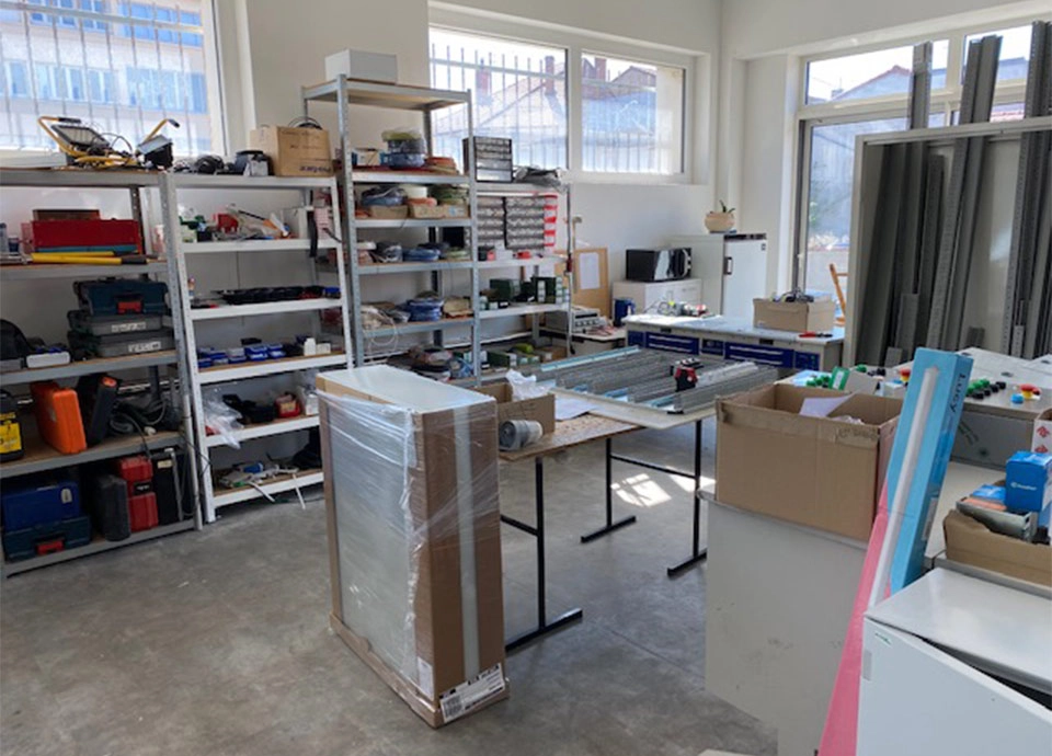 Atelier de câblage de Saitec Automatisme avec armoire en préparation