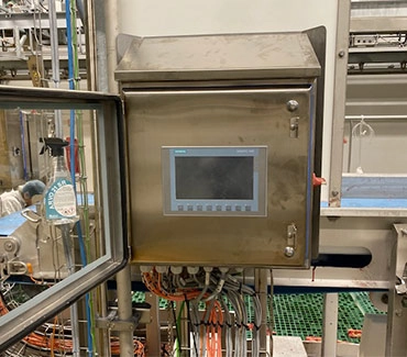 Pupitre inox avec écran tactile de supervision sur une ligne de production