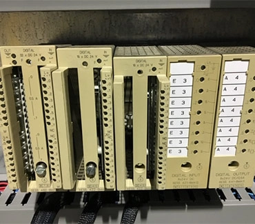 Racks d’automates industriels en cours de rénovation