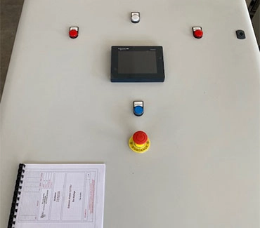 Façade d’armoire avec terminal de dialogue et arrêt d’urgence