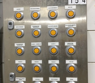 Panneau de commande inox à boutons lumineux jaunes